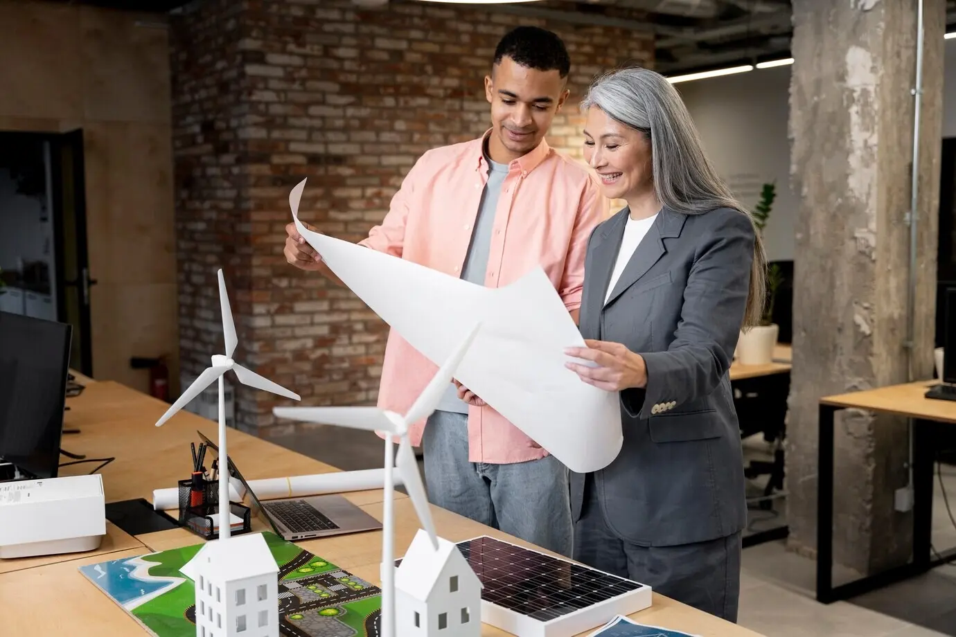 Persona de negocios planificando para las energías alternativas