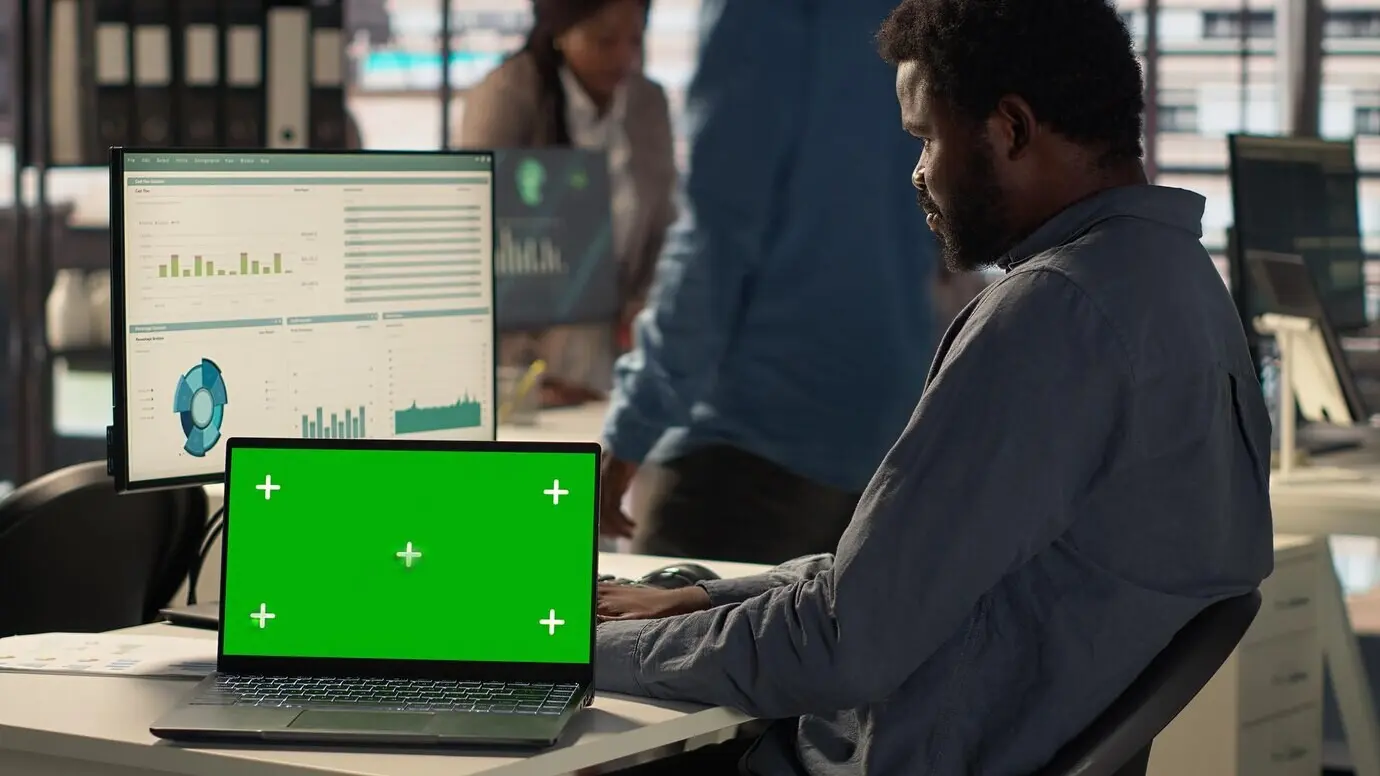 Gerente general masculino mirando una pantalla de maqueta y resolviendo tareas