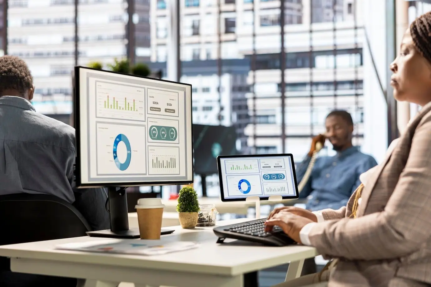 Gerente ejecutivo en una oficina moderna, ocupado en el análisis de infografías.