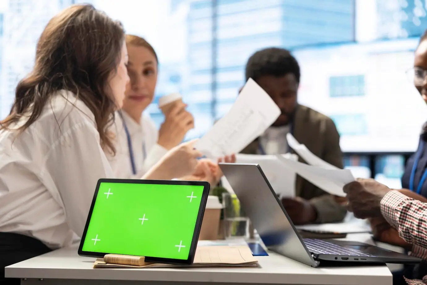 Afiliados de Forecast trabajando en planes de expansión empresarial con maqueta aislada